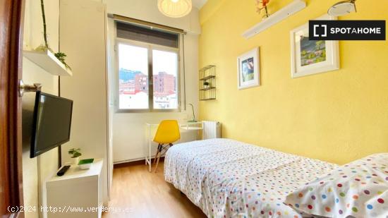 Hermosa habitación con armario independiente en el apartamento de 5 dormitorios, Uribarri - VIZCAYA