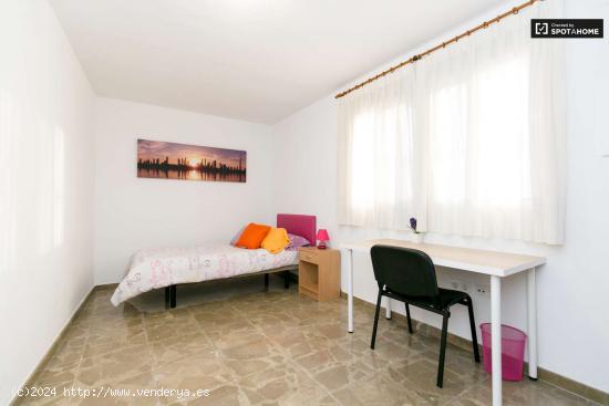  Amplia habitación con estanterías en apartamento de 3 dormitorios, San Ildefonso. - GRANADA 