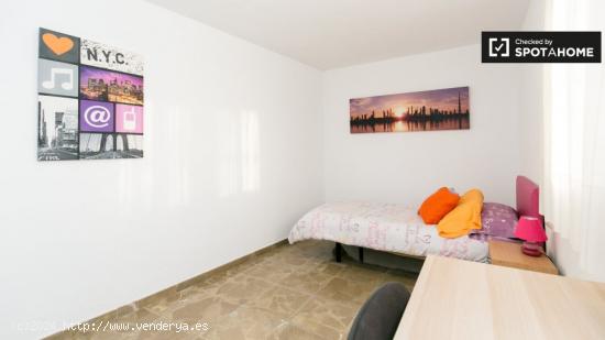 Amplia habitación con estanterías en apartamento de 3 dormitorios, San Ildefonso. - GRANADA