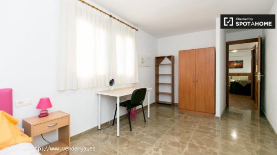 Amplia habitación con estanterías en apartamento de 3 dormitorios, San Ildefonso. - GRANADA