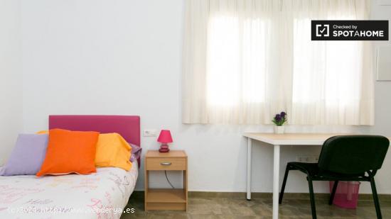 Amplia habitación con estanterías en apartamento de 3 dormitorios, San Ildefonso. - GRANADA