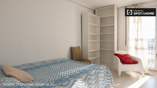 Se alquila habitación en apartamento de 4 dormitorios en Aluche - MADRID