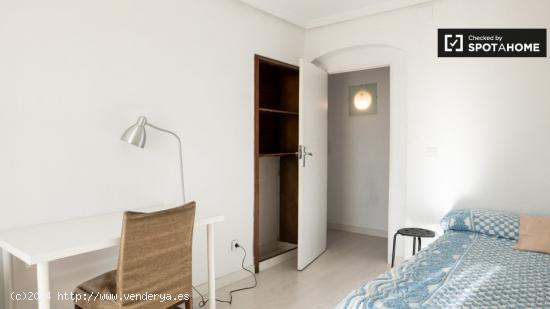 Se alquila habitación en apartamento de 4 dormitorios en Aluche - MADRID