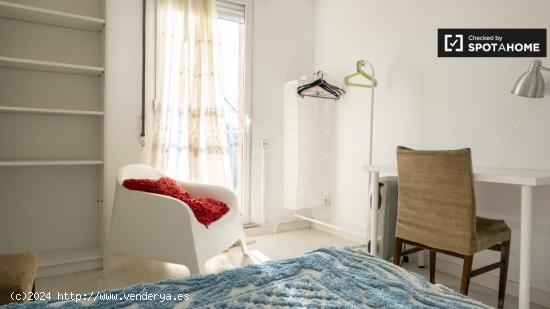 Se alquila habitación en apartamento de 4 dormitorios en Aluche - MADRID