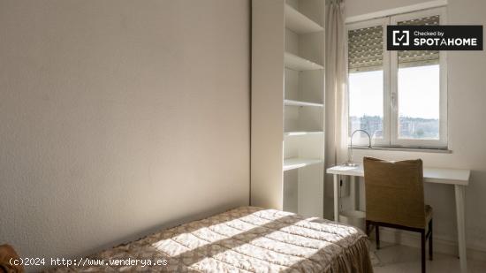 Se alquila habitación en apartamento de 4 dormitorios en Aluche - MADRID