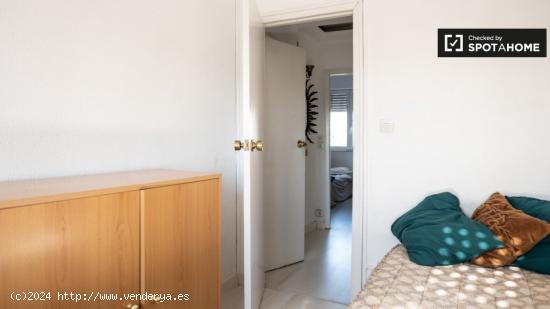 Se alquila habitación en apartamento de 4 dormitorios en Aluche - MADRID