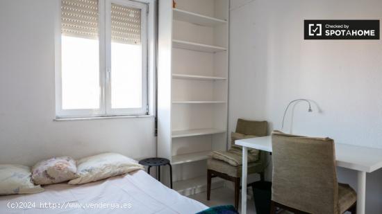 Se alquila habitación en apartamento de 4 dormitorios en Aluche - MADRID