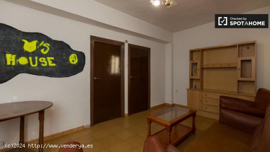 Apartamento de 3 dormitorios con balcón en alquiler en Centro - GRANADA