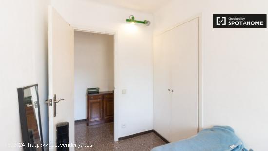 Se alquila habitación en piso de 4 dormitorios en Barcelona - BARCELONA