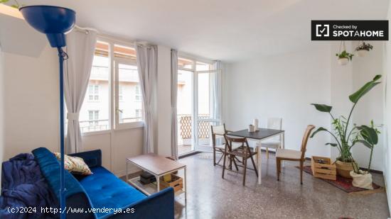 Se alquila habitación en piso de 4 dormitorios en Barcelona - BARCELONA