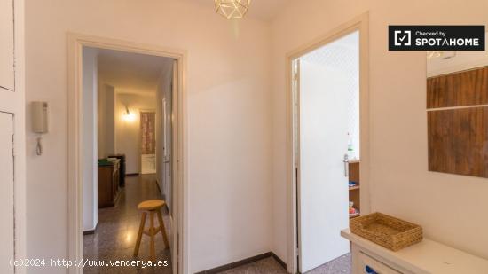 Se alquila habitación en piso de 4 dormitorios en Barcelona - BARCELONA