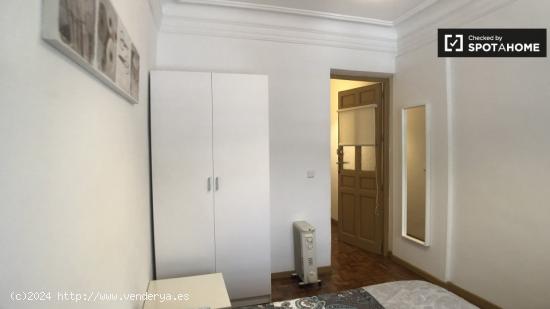 Se alquila habitación en piso de 5 dormitorios en Argüelles, Madrid - MADRID