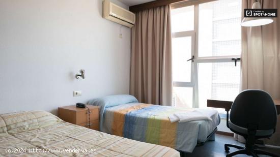 Dormitorio con baño en residencia grande en Ciudad Universitaria - MADRID