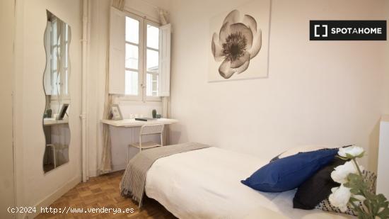 ¡Habitaciones en alquiler en un apartamento de 6 habitaciones en Madrid! - MADRID