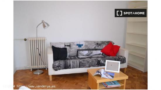 ¡Habitaciones en alquiler en un apartamento de 6 habitaciones en Madrid! - MADRID