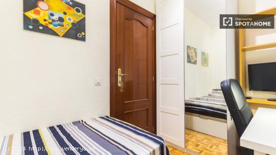 Relajante habitación con escritorio en piso compartido, Retiro. - MADRID