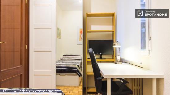 Relajante habitación con escritorio en piso compartido, Retiro. - MADRID