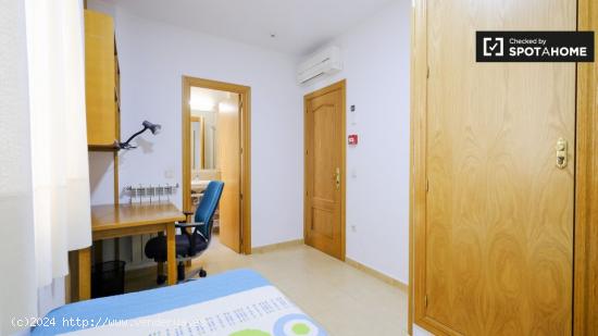 Se alquila habitación en residencia de estudiantes moderna en el joven Almagro. - MADRID