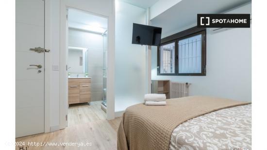 ¡Habitaciones en alquiler en un apartamento de 4 habitaciones en Madrid! - MADRID