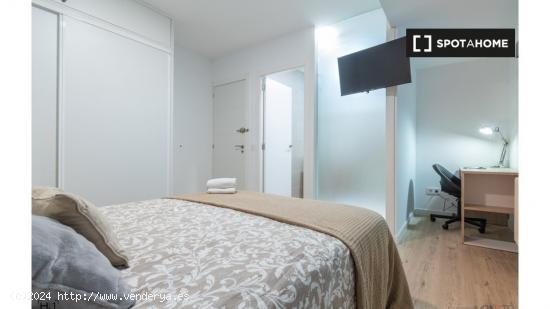 ¡Habitaciones en alquiler en un apartamento de 4 habitaciones en Madrid! - MADRID