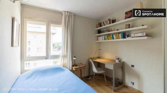 Se alquila habitación en piso de 4 dormitorios en Barcelona - BARCELONA