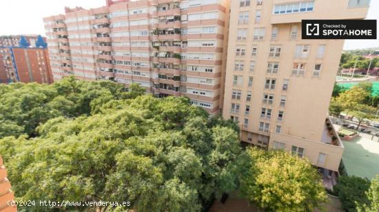 Se alquila habitación en piso de 4 dormitorios en Barcelona - BARCELONA