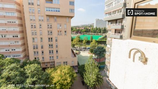 Se alquila habitación en piso de 4 dormitorios en Barcelona - BARCELONA