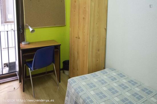 Habitación luminosa con cama individual en alquiler en Madrid Centro - MADRID 