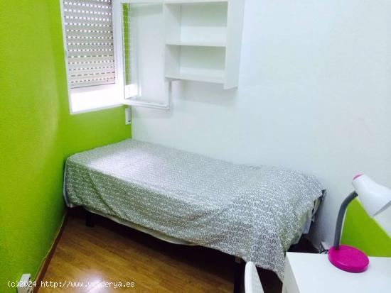  Acogedora habitación en un apartamento de 6 dormitorios en Malasaña, Madrid - MADRID 