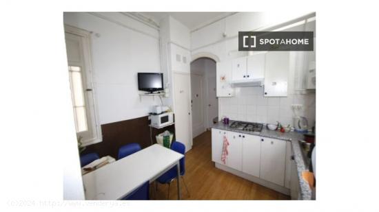 Acogedora habitación en un apartamento de 6 dormitorios en Malasaña, Madrid - MADRID