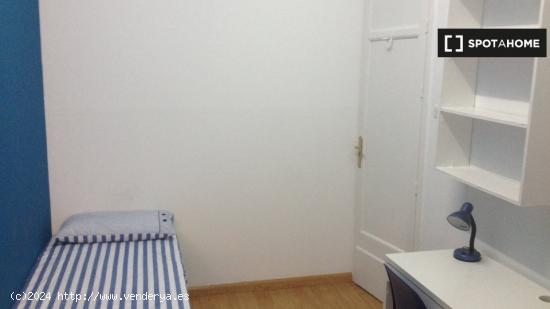 Habitación amueblada en un apartamento de 6 dormitorios en Malasaña, Madrid - MADRID