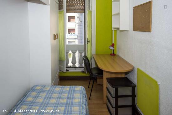 Se alquilan habitaciones en apartamento de 11 habitaciones en Malasaña - MADRID