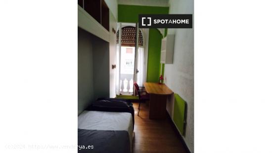 Se alquilan habitaciones en apartamento de 11 habitaciones en Malasaña - MADRID
