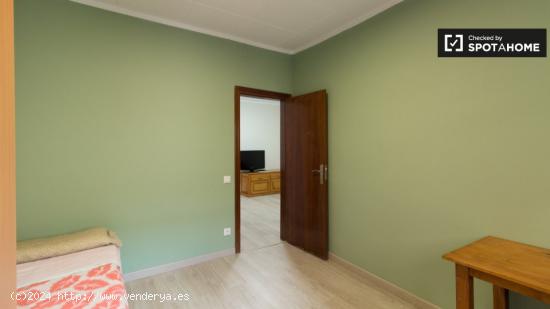 Se alquila habitación en apartamento de 3 dormitorios en Barcelona - BARCELONA