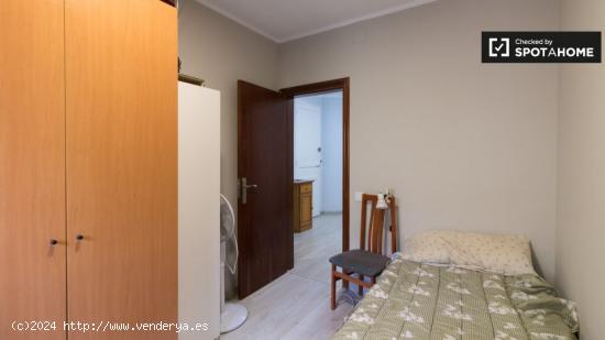 Se alquila habitación en apartamento de 3 dormitorios en Barcelona - BARCELONA