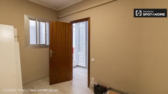 Se alquila habitación en apartamento de 3 dormitorios en Barcelona - BARCELONA