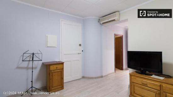 Se alquila habitación en apartamento de 3 dormitorios en Barcelona - BARCELONA