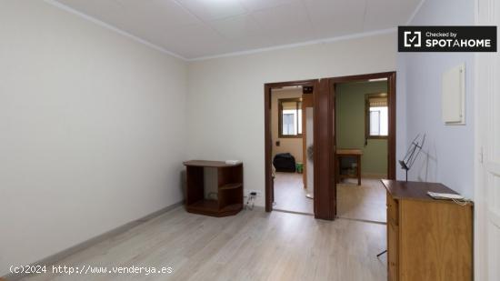 Se alquila habitación en apartamento de 3 dormitorios en Barcelona - BARCELONA