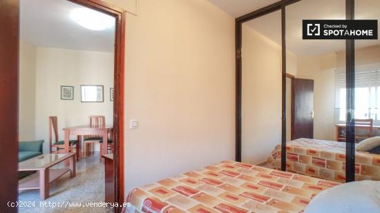 Se alquila habitación en piso de 3 dormitorios en Les Corts - BARCELONA