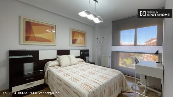 Se alquila habitación en apartamento de 3 dormitorios en Madrid - MADRID