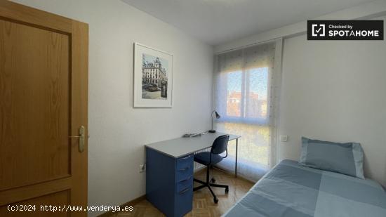 Se alquila habitación en apartamento de 3 dormitorios en Madrid - MADRID