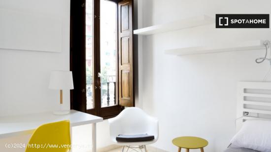 Habitación en apartamento de 4 dormitorios en Poblats Marítims, Valencia - VALENCIA