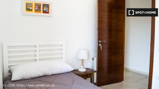 Habitación en apartamento de 4 dormitorios en Poblats Marítims, Valencia - VALENCIA