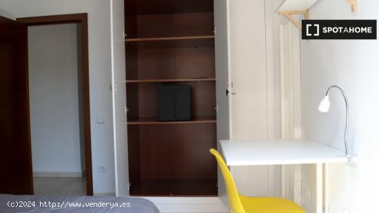 Habitación en apartamento de 4 dormitorios en Poblats Marítims, Valencia - VALENCIA