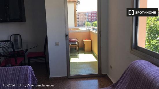 Se alquila habitación en un apartamento de 4 dormitorios en la tranquila La Saïdia - VALENCIA