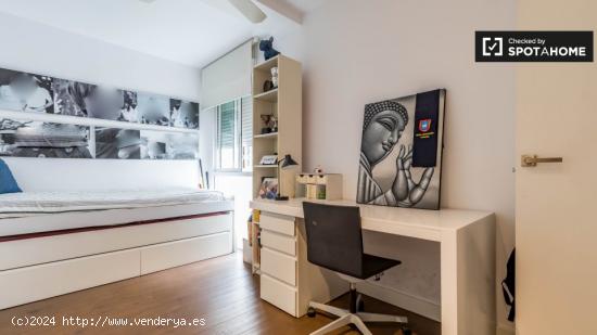 Moderna habitación en alquiler en apartamento de 3 dormitorios en L'Eixample - VALENCIA