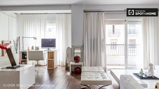 Moderna habitación en alquiler en apartamento de 3 dormitorios en L'Eixample - VALENCIA