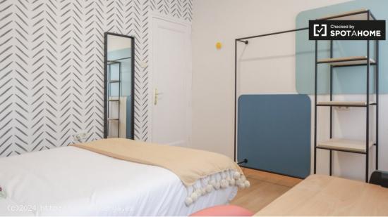 Se alquila habitación en piso Coliving de 5 habitaciones en Trafalgar - MADRID