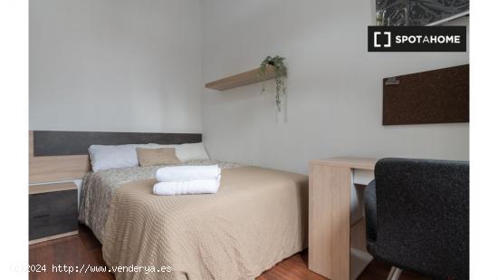 ¡Habitaciones en alquiler en un apartamento de 5 habitaciones en Madrid! - MADRID