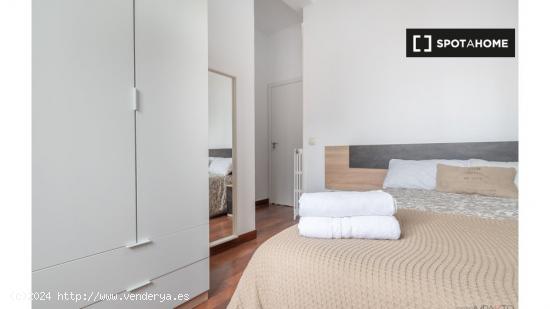 ¡Habitaciones en alquiler en un apartamento de 5 habitaciones en Madrid! - MADRID